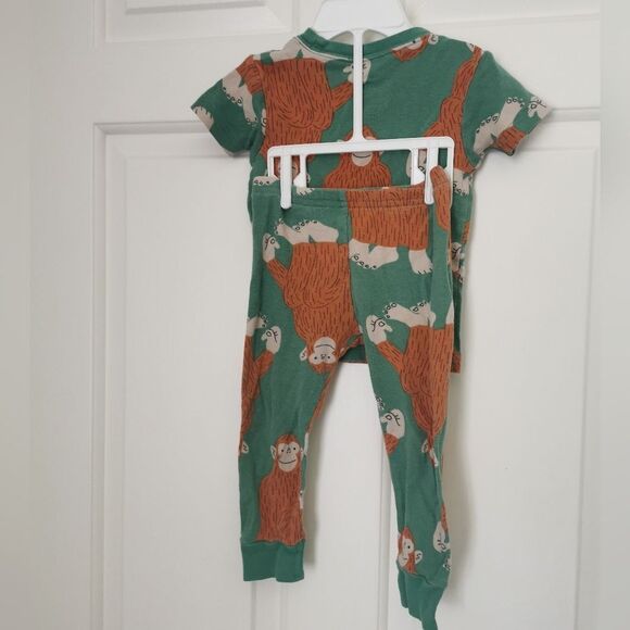 3/$15 Carter's pajama size 18 m - Picture 4 of 6